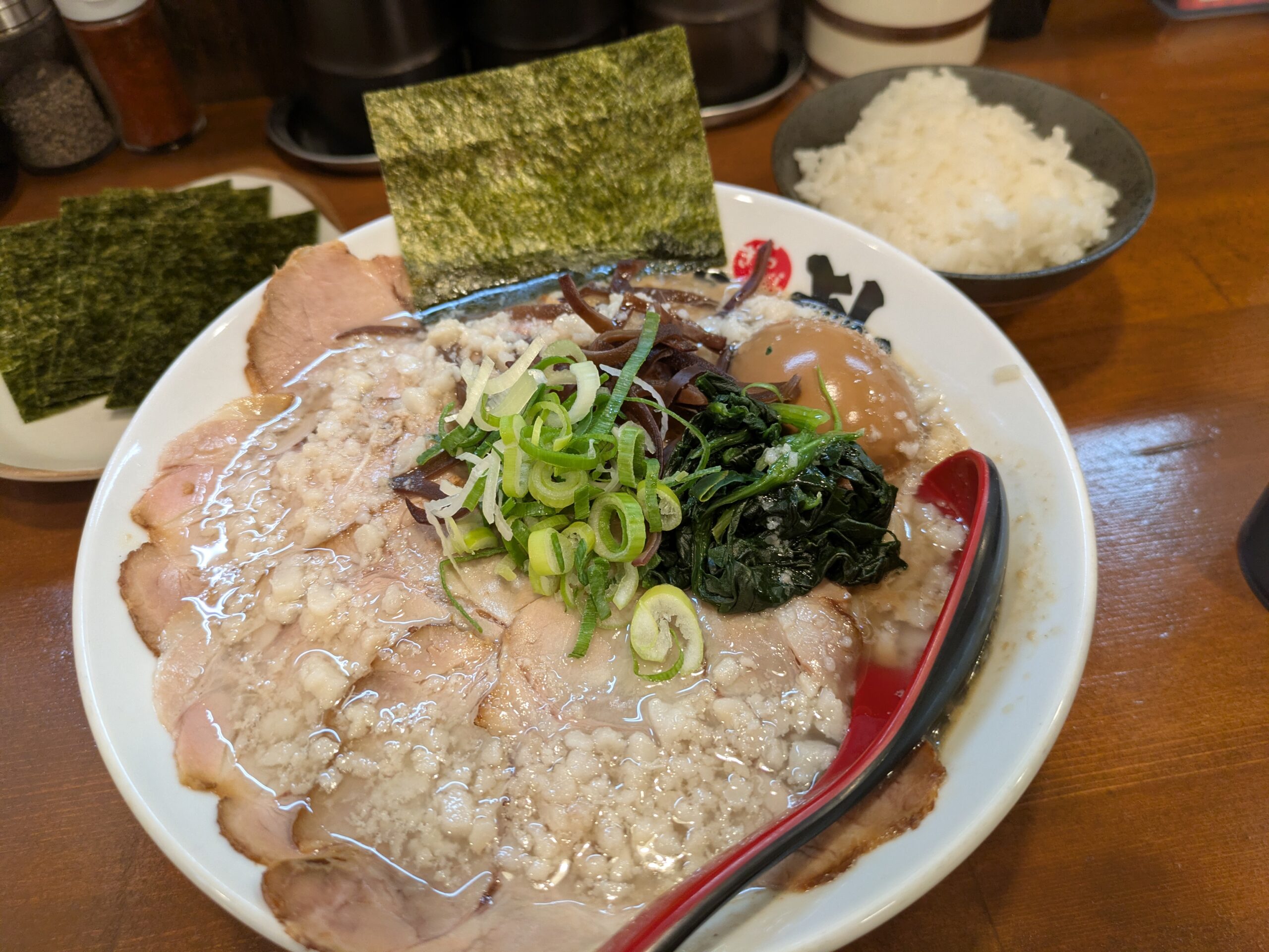 船橋駅から移転してきたど豚骨ラーメン」【戯拉戯拉(ぎらぎら) 京成